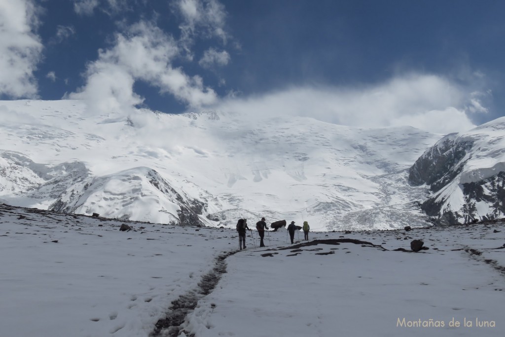 Cruzando el Glaciar Lenin, detrás las laderas heladas de subida del Pico Lenin